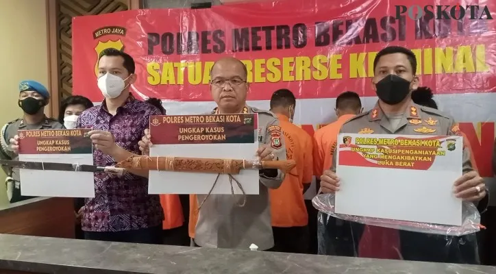 Jajaran Polres Metro Bekasi Kota saat ungkap kasus pengeroyokan Security di Pasar Sumber Artha, Kota Bekasi. (foto: poskota/ihsan)