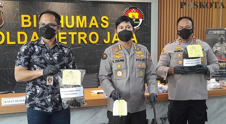 Kabid Humas Polda Metro Jaya, Kombes Pol Endra Zulpan (tengah) saat menggelar rilis media pengungkapan kasus tawuran yang menyebabkan satu orang tewas di Gedung Humas Polda Metro Jaya. (foto: poskota/zendy)