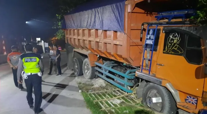 Mobil truk tabrak warung nasi goreng di di Jalan Raya Sukadiri, kondisi sopir menyedihkan. (foto: ist)