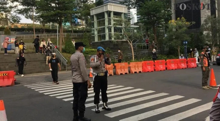 Petugas berjaga ketat di zebra cross kawasan Dukuh Atas, lokasi Citayam Fashion Week diselenggarakan. (foto: poskota/rika)