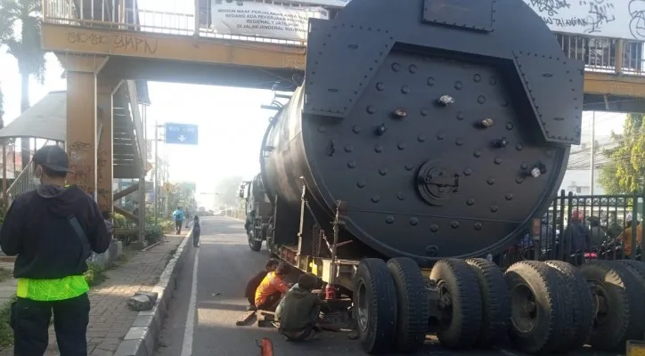 Truk tangki tersangkut di JPO Jalan Jenderal Sudirman, Grand Mal Bekasi. (foto: ist)