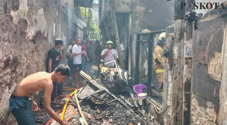 Kebakaran melanda rumah tinggal di kawasan Tambora, Jakarta Barat. (foto: poskota/pandi)