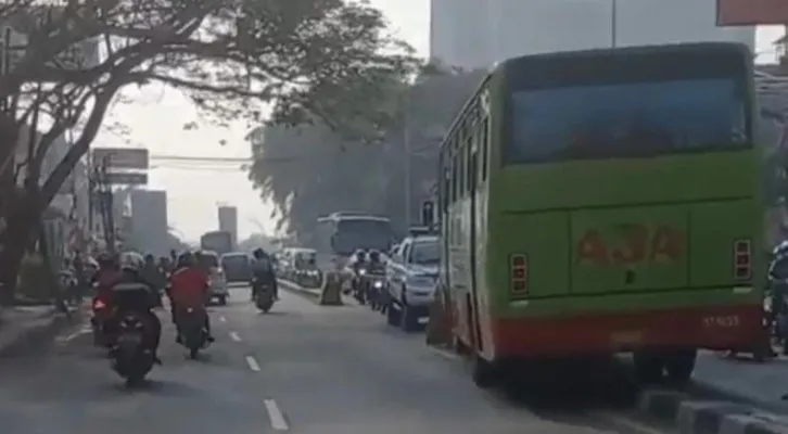 Bus tabrak dua pemotor di Jalan Gatot Subroto, Kecamatan Cibodas, Kota Tangerang. (foto: ist)