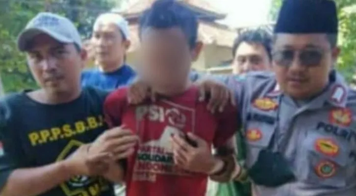 Mustofa (28) pelaku pembacokan saat digelandang polisi. (foto: ist)