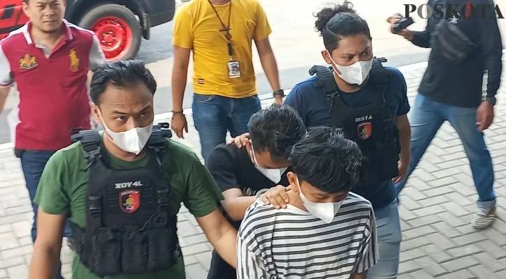 Pelaku pemalakan sopir travel di kawasan Cengkareng saat digiring ke Mapolres Metro Jakarta Barat. (foto: poskota/pandi)