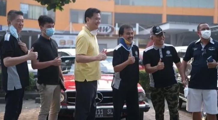 Roy Suryo asyik berswafoto dengan komunitas otomotif meski telah menjadi tersangka dugaan kasus penistaan agama meme stupa Candi Borobudur mirip wajah Presiden Jokowi. (foto: ist)