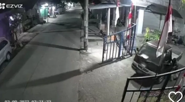 Tangkapan layar rekaman CCTV aksi pencurian mobil pick up di Perumahan Villa Mutiara Cikarang 1, Cikarang Selatan, Kabupaten Bekasi. (foto: ist)