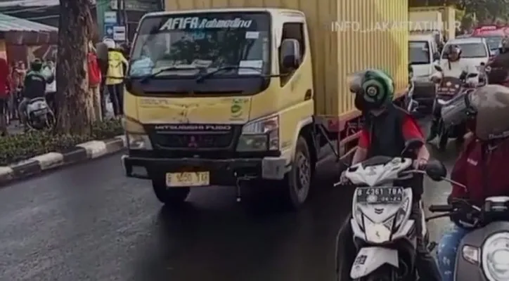 Pemotor tewas terlindas truk tangki di Jalan Raya Bekasi Timur, Pulogadung, Jakarta Timur. (foto: instagram @info_jakartatimur)