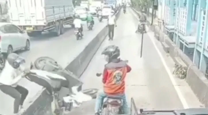 Aksi pemotor yang mencoba kabur dari hadangan polisi dengan cara mengangkat kendaraannya yang masuk jalur Transjakarta di Jakarta Barat. (foto: ist)