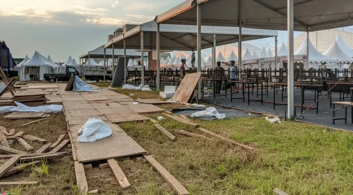 Persiapan pagelaran Pesta Rakyat Bank Pemerintahan di Lapangan Galuh Mas Karawang yang mulai dipersoalkan warga setempat. (Foto Aef)