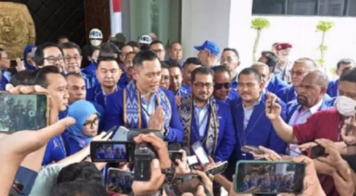 Ketua Umum DPP Partai Demokrat Agus Harimurti Yudhoyono  (AHY) dan pengurus DPP partai Demokrat,usai mendaftar ke KPU. (Foto: rizal)