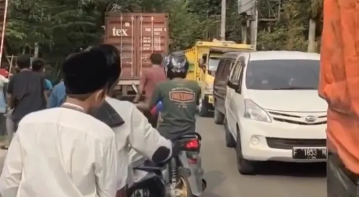 Mobil kontainer mogok di Jalan Tanjakan Leuwisema, Lebak sebabkan kemacetan. (Foto: Ist)