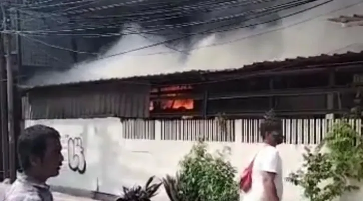 Kebakaran melanda gudang saus di kawasan Mangga Besar, Tamansari, Jakarta Barat. (foto: ist)