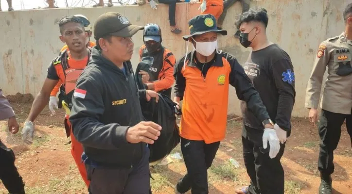 Tim SAR gabungan saat mengevakuasi salah satu korban bocah tenggelam di Kali Bekasi. (foto: ist)