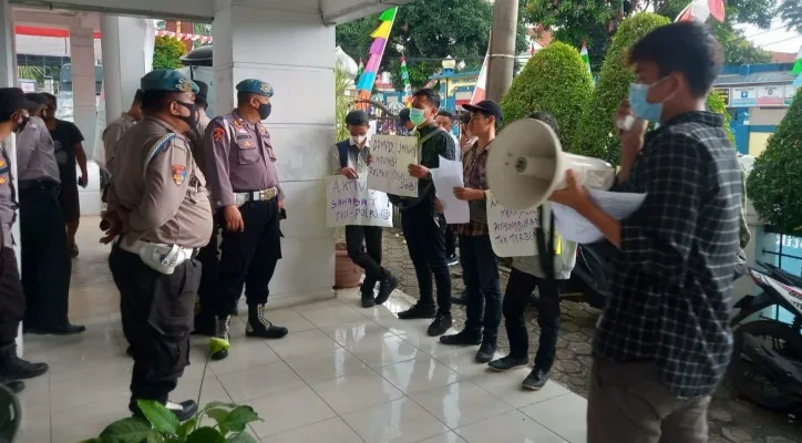 Aktivis IKRAR saat demo di depan Kantor DPMPD Pandeglang. (Foto: Ist)