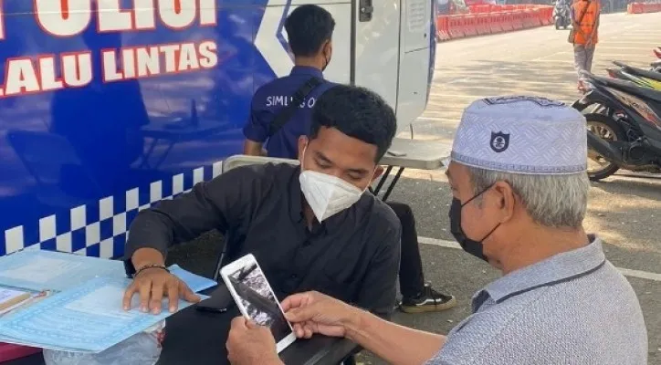 Seorang warga sedang memperpanjang SIM di tempat SIM keliling