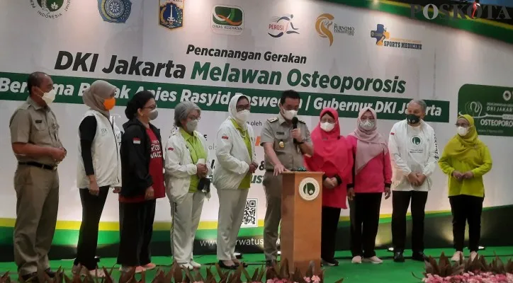 Wakil Gubernur DKI Jakarta, Ahmad Riza Patria saat meresmikan pencanangan 'Gerakan Jakarta Melawan Osteoporosis' bersama Perwatusi. (foto: poskota/aldi)