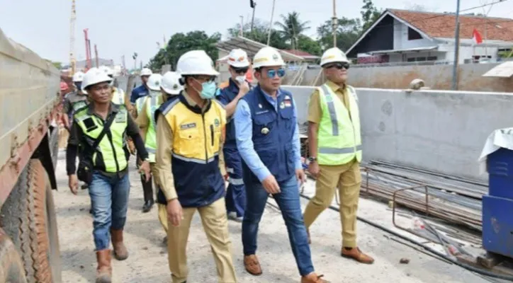 Gubernur Jabar Ridwan Kamil (rompi dan kemeja biru) saat meninjau progres pembangunan underpass_Jalan Dewi Sartika Kota Depok. (Ist)