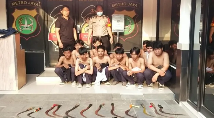 Puluhan pelajar ditangkap polisi karena kedapatan membawa celurit di kawasan Cengkareng, Jakarta Barat. (foto: ist)