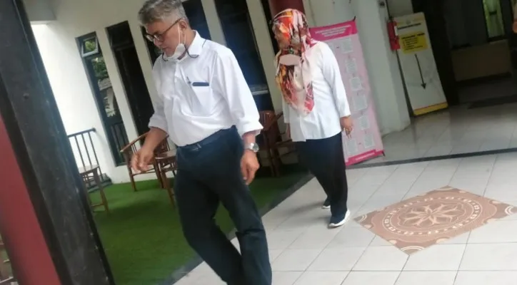 Sejumlah saksi usai menjalani pemeriksaan di Kantor Kejari Serang dalam kasus bantuan dana Covid. (haryono)