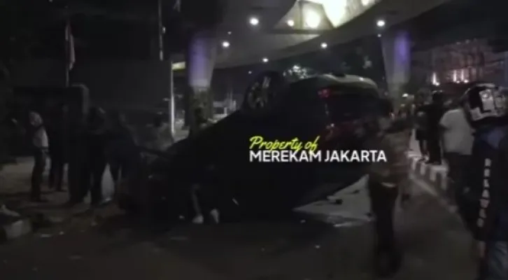 Mobil Jeep terbalik usai alami kecelakaan tunggal di Jalan Prapanca Raya, Kebayoran Baru, Jakarta Selatan. (foto: ist)