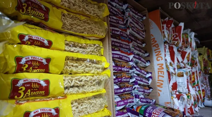 Harga mie instan mengalami kenaikan yang diakibatkan melambungnya harga gandum. (foto: poskota/ihsan)