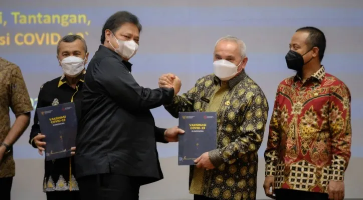 Menko Bidang Perekonomian, Airlangga Hartarto dalam acara Peluncuran Buku Laporan Vaksinasi Covid-19 dan Diskusi Panel Evaluasi, Tantangan, dan Capaian Vaksinasi Covid-19. (foto: ist)