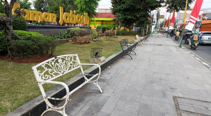 Kursi taman Jatiasih rusak tanpa alas duduk. (foto: ist)