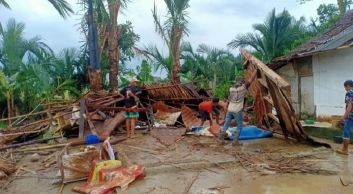 Warga saat evakuasi puing bangunan rumah uang terkena angin puting beliung, di Kecamatan Patia, Pandeglang. (Foto: Ist).