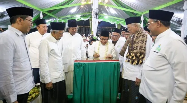 Ketua Umum PKB, Abdul Muhaimin Iskandar saat menandatangani prasasti peresmian Gedung Sekolah Alquran Pondok Pesantren Modern Sunanul Muhtadin. (foto: ist)