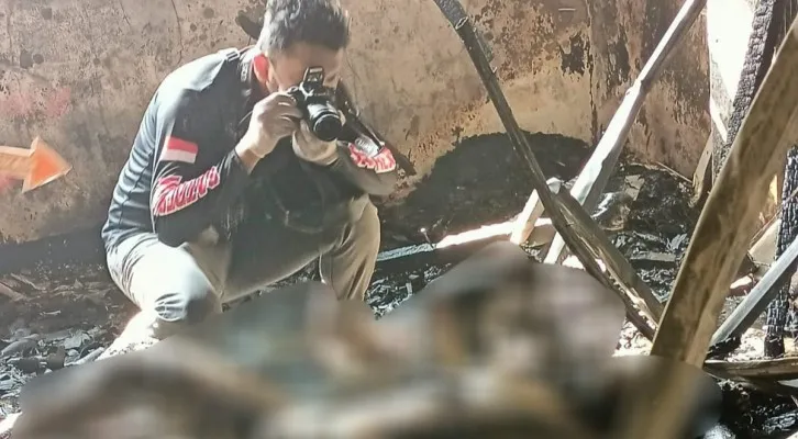 Petugas kepolian saat melakukan identifikasi jenazah korban kebakaran di rumah kos di kawasan Tambora, Jakarta Barat. (foto: ist)