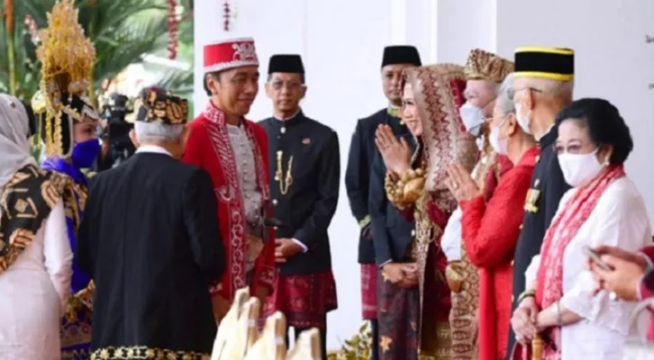  Presiden Joko Widodo dan para menteri mengenakan baju adat di Istana.  (Foto: biro pers)