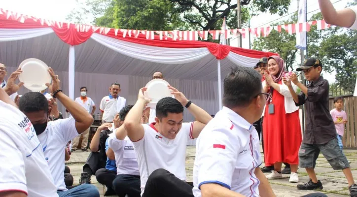 Oper tepung, salah satu lomba rakyat khas HUT RI (foto: ist)