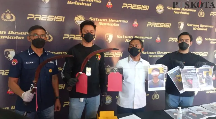 Polres Metro Jakarta Barat menangkap otak pelaku pembegalan sadis yang kerap melukai korbannya. (foto: poskota/pandi)