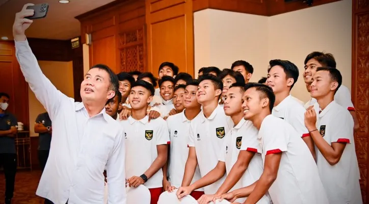 Foto bersama usai memberikan bonus dari Presiden Joko Widodo kepada Timnas U-16. (foto: ist)