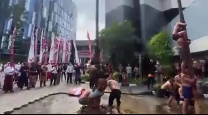 Foto : Kemenkumham RI menggelar lomba panjat pinang. (ist.)