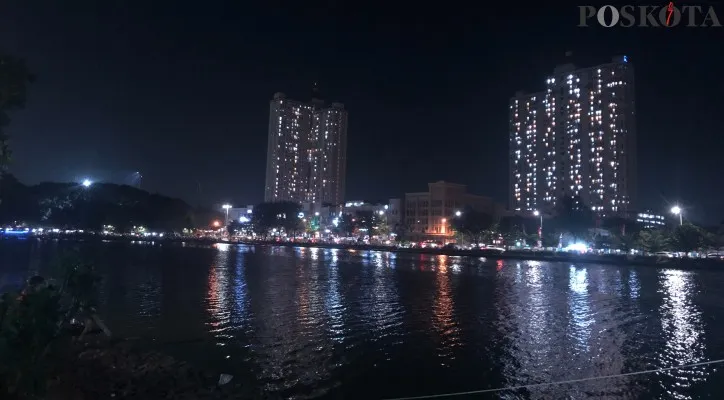 View pemandangan Danau Sunter malam hari, serta para pengunjung yang sedang menikmati. (cr01)