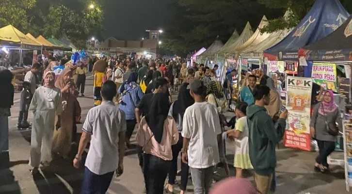 Ribuan warga padati Alun-alun Rangkasbitung, Lebak untuk menikmati acara Bazar HUT RI ke-77. (foto: Ist)