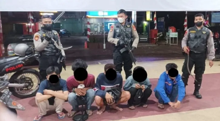 Anggota Tim 3P Polres Depok Brigadir Lungit ringkus Geng Enjoy Dipo dan amankan dua bilah senjata celurit dengan lima remaja diduga mau tawuran. (Ist)