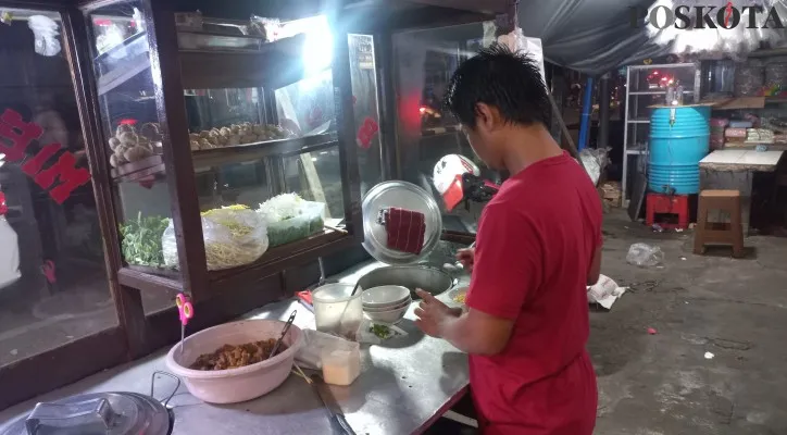 Syafril, pedagang bakso di kawasan Kemanggisan, Jakarta Barat. (Foto: Pandi)