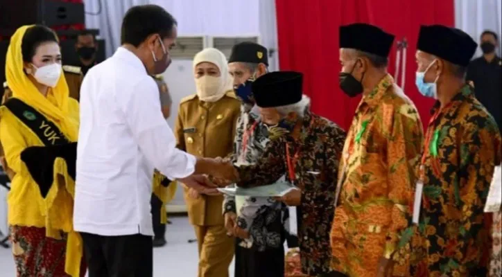  Presiden Joko Widodo saat menyerahkan sertifikat tanah.  (Foto: biro pers)