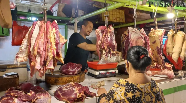 Pedagang daging sapi di pasar tradisional. (foto: poskota/pandi)