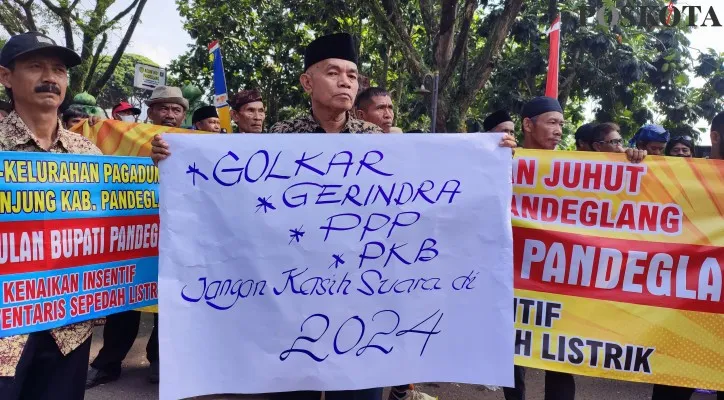 Ratusan Ketua RT/RW demo di depan Gedung DPRD Pandeglang meminta agar disetujui program sepeda listrik. (foto: poskota/samsul fatoni)