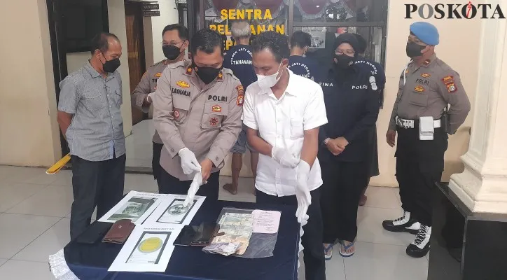 Polsek Jatinegara saat merilis sopir Mikrolet yang kedapatan main judi online. (foto: poskota/ifand)