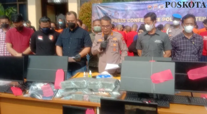 Kabidhumas Polda Banten, Kombes Shinto Silitonga saat konferensi pers kasus perjudian. (foto: poskota/haryono)