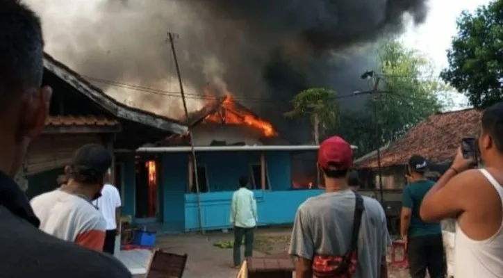 Satu rumah tinggal di Kampung Pekopen, Tambun Selatan, Kabupaten Bekasi hangus terbakar. (foto: ist)