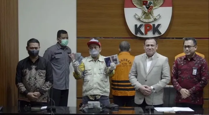 KPK memperlihatkan barang bukti uang dan sejumlah perangkat elektronik dalam giat operasi tangkap tangan yang menjerat Rektor Unila, Karomani. (foto: ist)