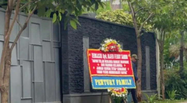 Karangan bunga di rumah pribadi Ferdy Sambo. (Poskota/Dian)