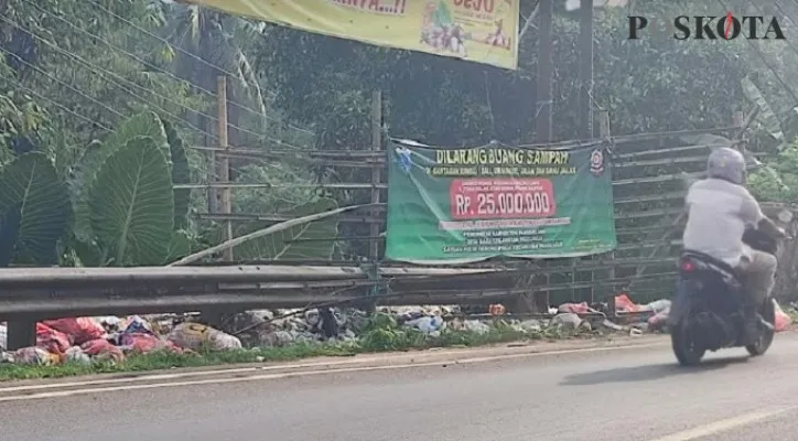 Sampah menumpuk dan berserakan di bawah spanduk himbauan yang di pasang di jembatan Bama, Pandeglang. (Foto: Samsul Fatoni).