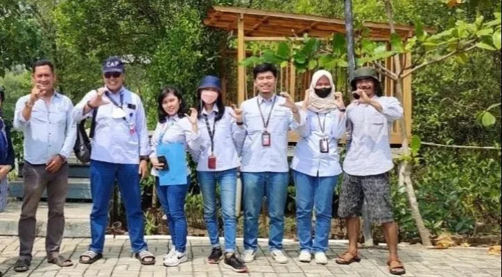 Personil Pokdarwis saat foto bersama di kawasan Kampung Mangrove Patikang di Pandeglang. (ist)